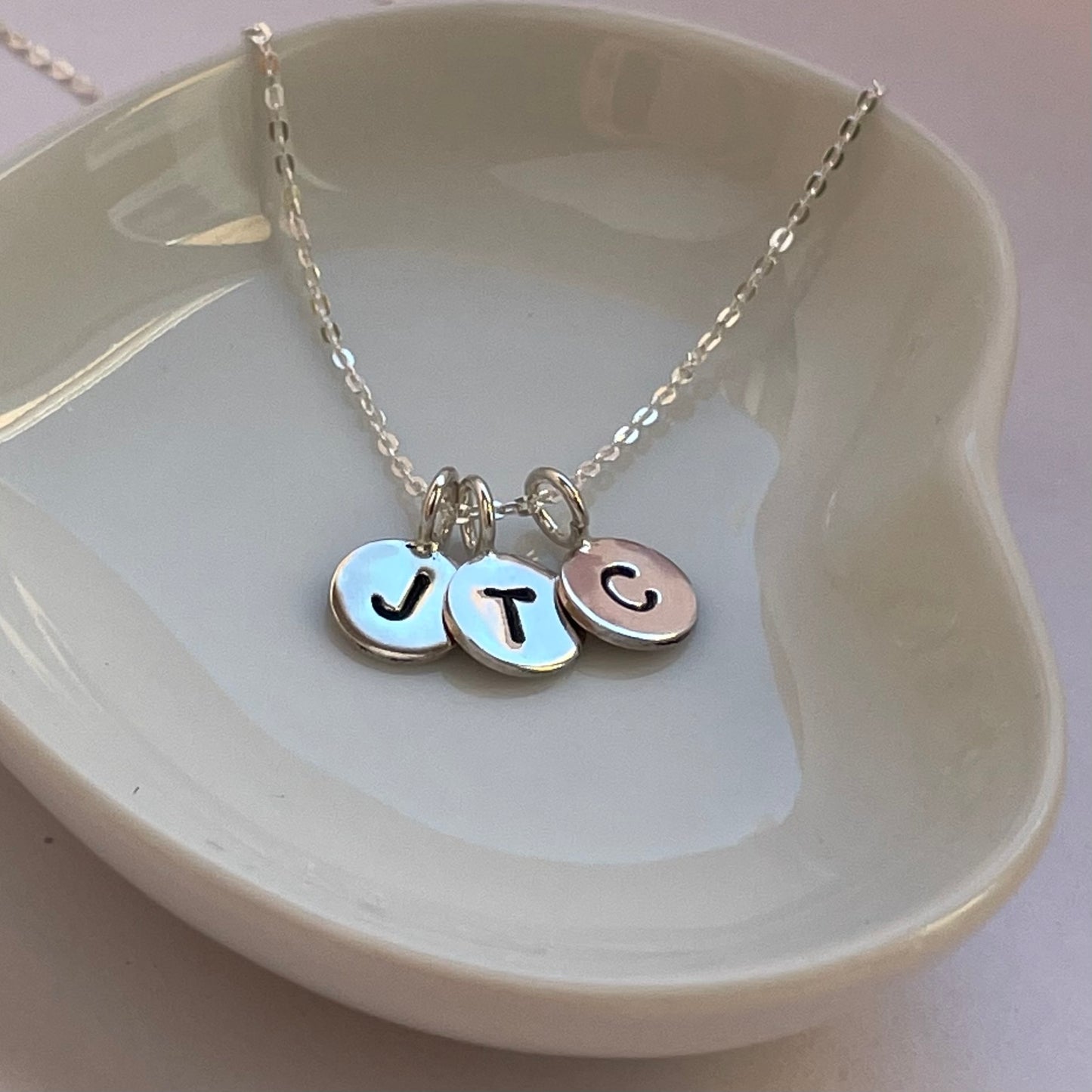 Side view of the pendant, highlighting its smooth surface and high-polish shine.